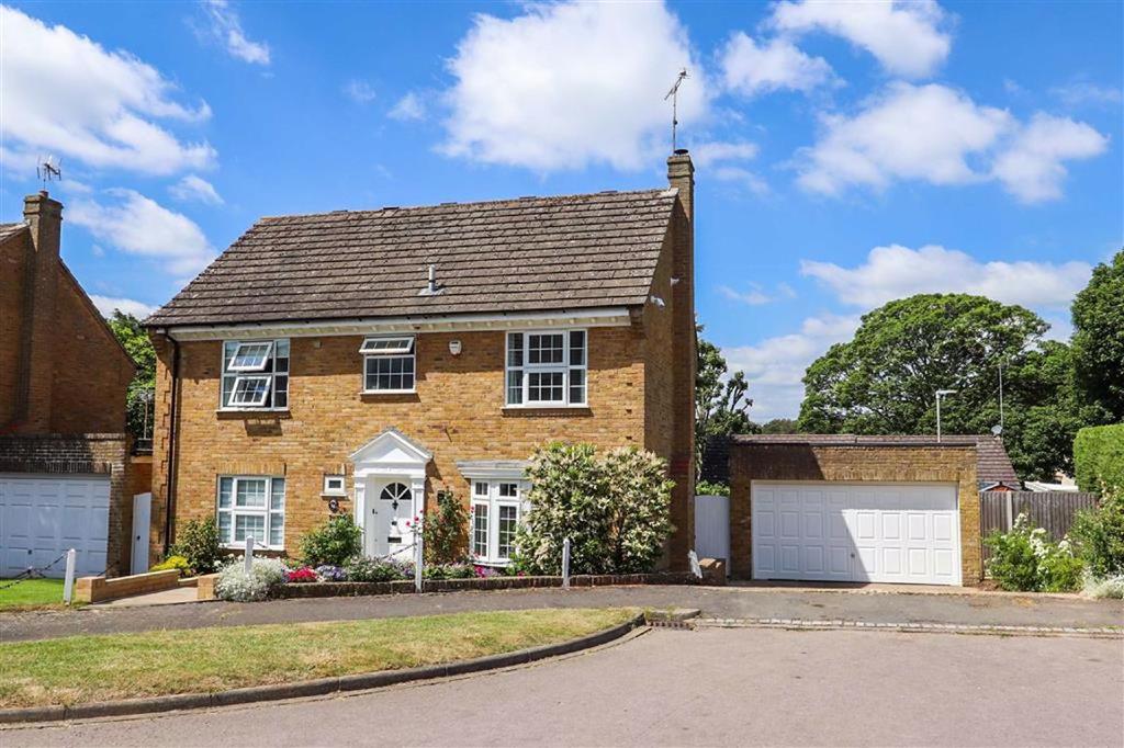 Grange Gardens, Heath And Reach, Leighton Buzzard 4 bed detached house