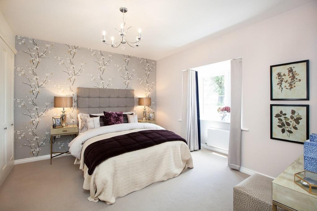 Main spacious bedroom