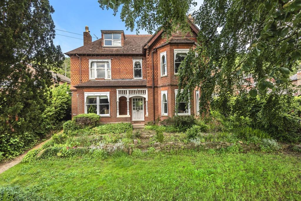 Peperharow Road, Godalming, GU7 2 bed flat £290,000