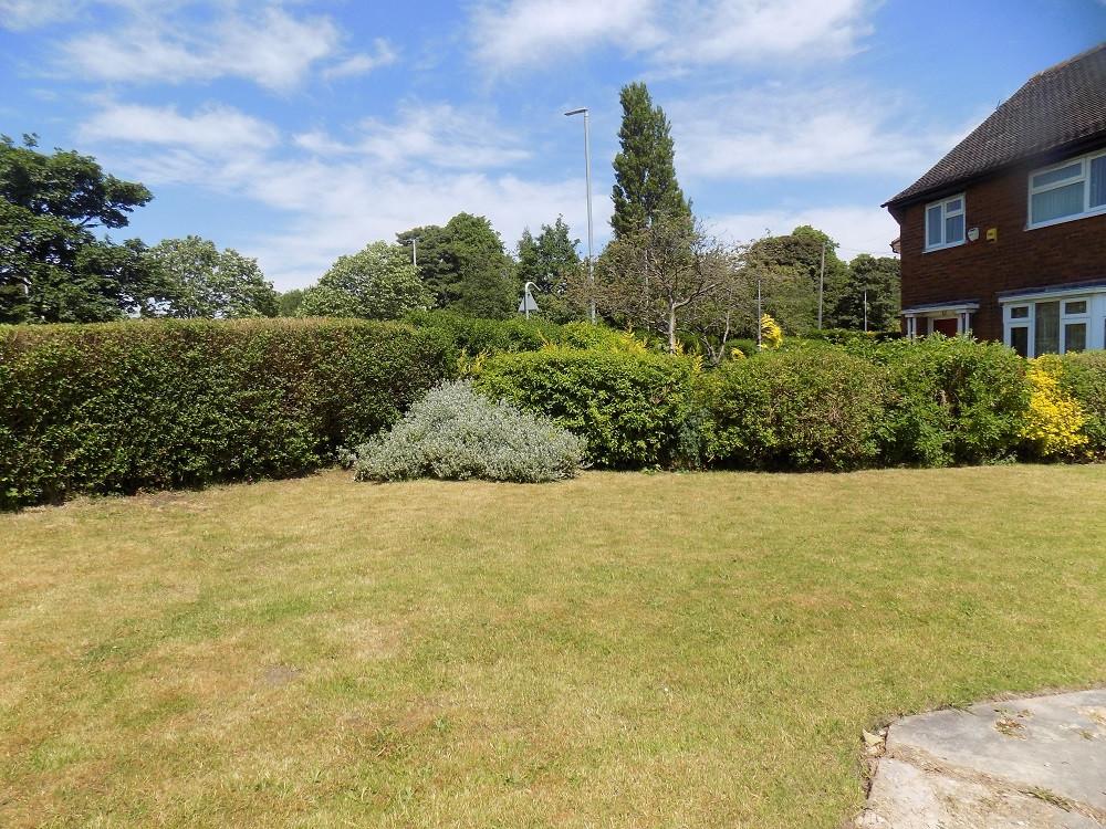 Lingfield Green, Leeds, LS17 3 bed semidetached house £950 pcm (£219 pw)