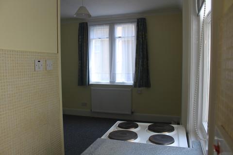 Studio to rent - Lascelles Terrace, Eastbourne BN21