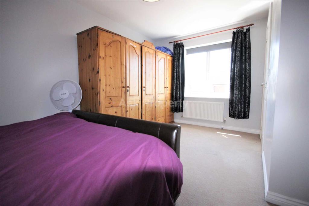East Street, Doe Lea 4 bed townhouse £825 pcm (£190 pw)