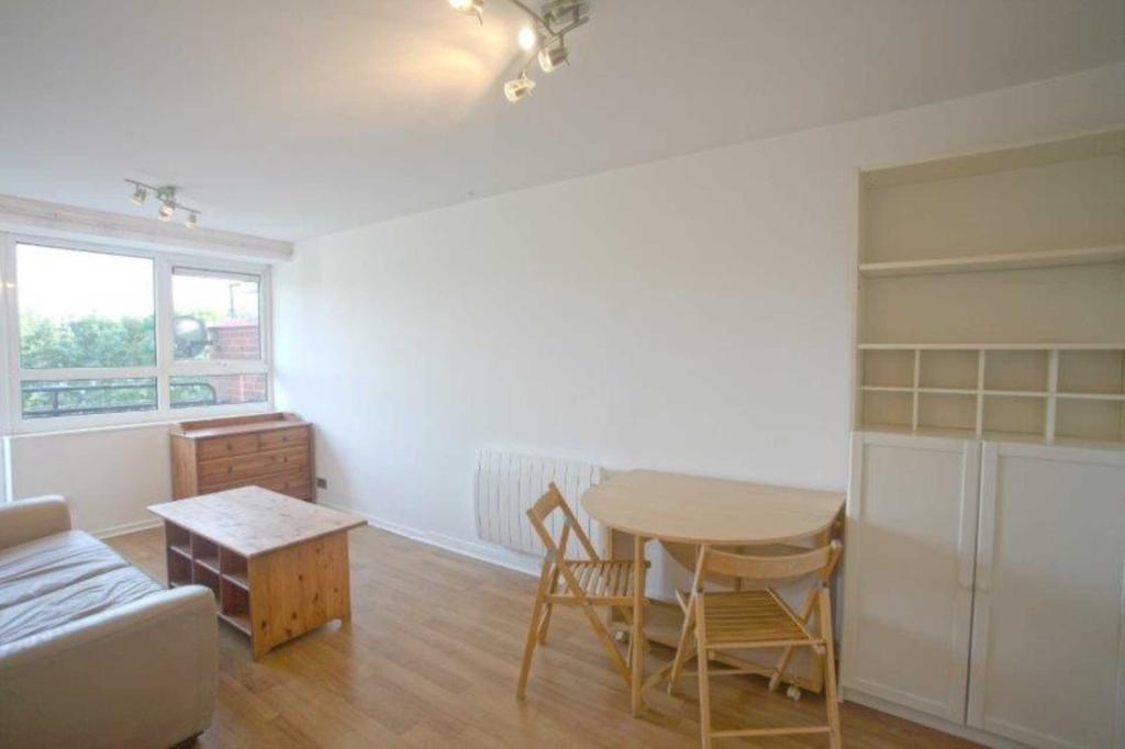 Goulden House, Battersea, SW11 1 bed house £1,200 pcm (£277 pw)