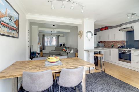 74 Queens Walk, Ashford, TW15 3JB