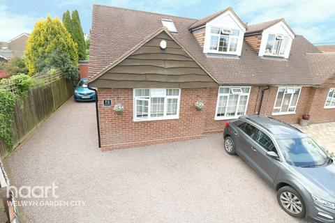 13 Skimpans Close, Welham Green, Hatfield, AL9 7PA