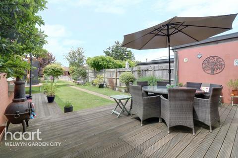 13 Skimpans Close, Welham Green, Hatfield, AL9 7PA