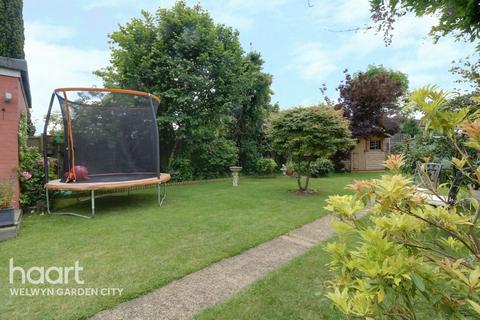 13 Skimpans Close, Welham Green, Hatfield, AL9 7PA