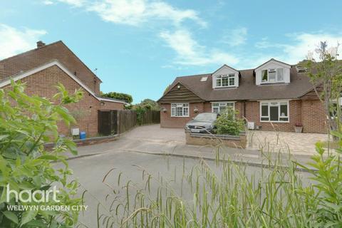 13 Skimpans Close, Welham Green, Hatfield, AL9 7PA
