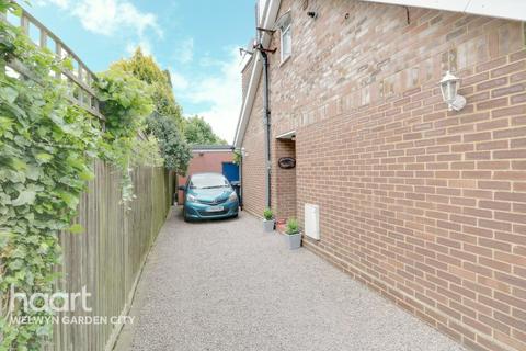 13 Skimpans Close, Welham Green, Hatfield, AL9 7PA