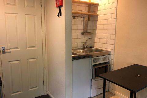 Studio to rent, 12 Greetwell Place