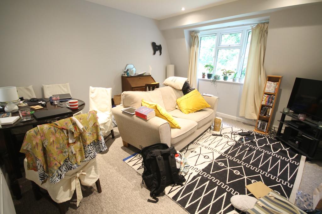 Hindhead 2 bed apartment £950 pcm (£219 pw)