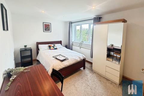 8 bedroom semi-detached house to rent, Greenhead Road, Gledholt, Huddersfield, HD1