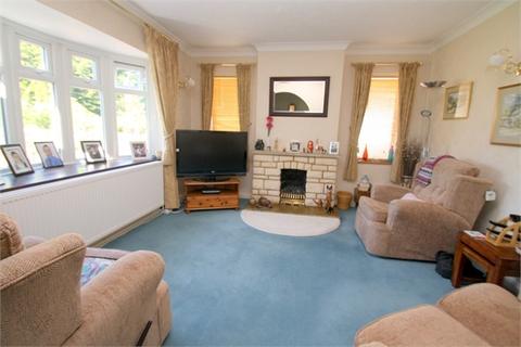 3 bedroom detached bungalow for sale - Mayfield Gardens, STAINES-UPON-THAMES, Surrey