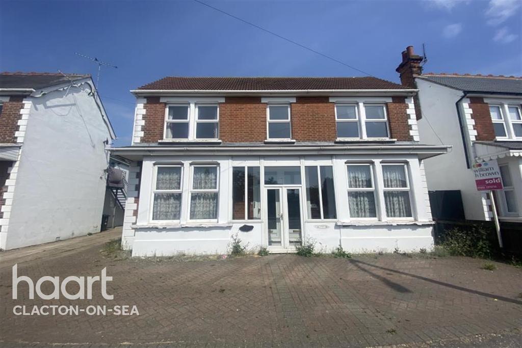 Wellesley Road, Clacton 3 bed flat £950 pcm (£219 pw)