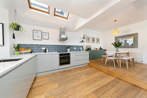 41 Colonial Avenue, Twickenham, TW2 7EE