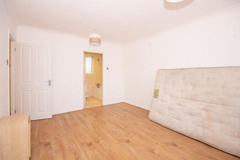 18 Wakehams Hill, Pinner, HA5 3BQ