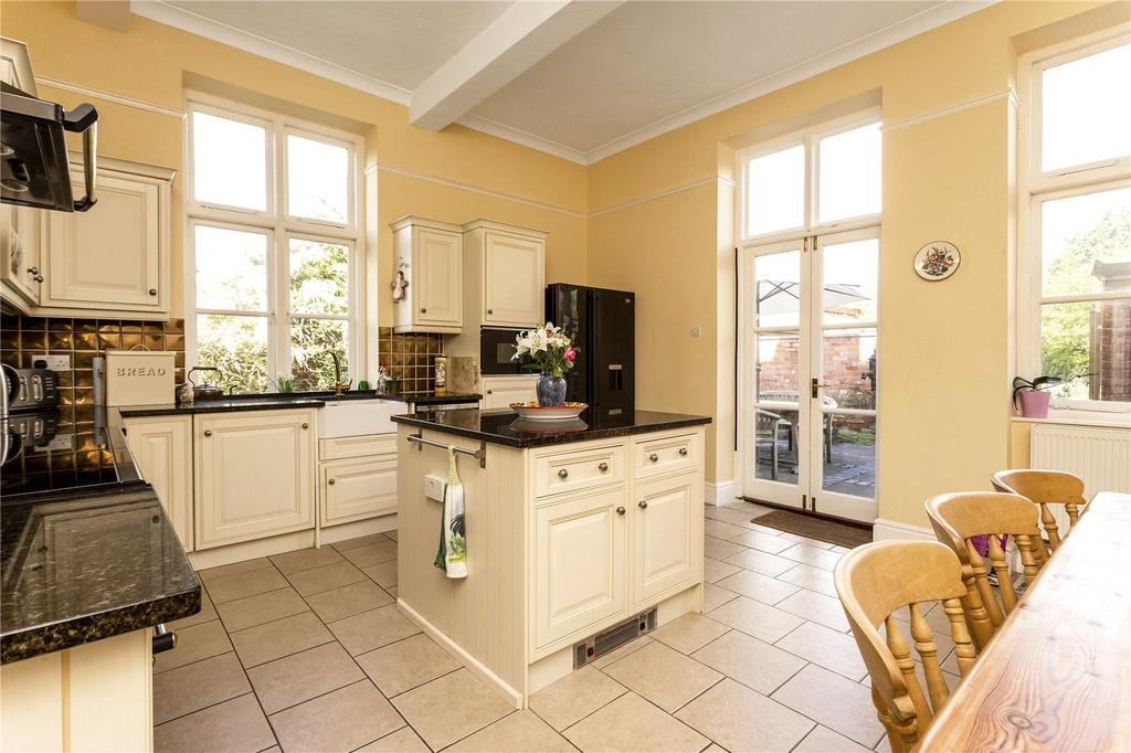 Kitchen &amp; Breakfast