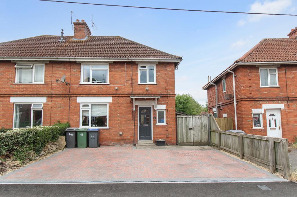 The Crescent, Westbury 3 bed semidetached house £250,000