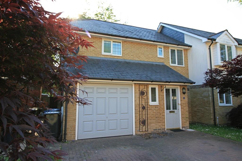 Oaktree Walk, Caterham On The Hill 4 bed semidetached house £2,000
