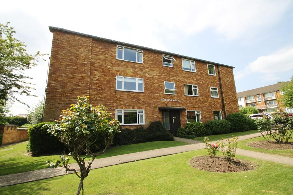 Snakes Lane, Woodford Green 2 bed ground floor flat £1,300 pcm (£300 pw)