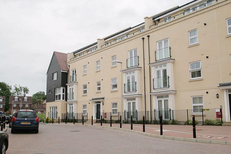 Taylor Close, Tonbridge 2 bed apartment £1,200 pcm (£277 pw)