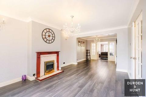 16 Pettits Close, Romford, RM1 4EB