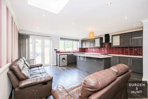 16 Pettits Close, Romford, RM1 4EB