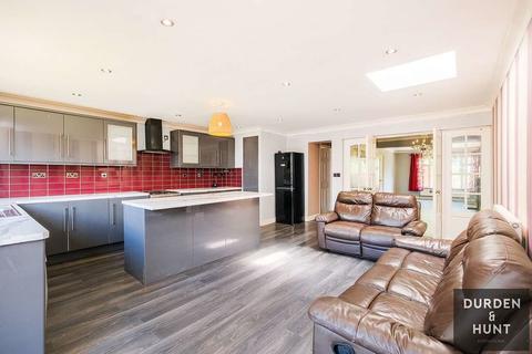16 Pettits Close, Romford, RM1 4EB