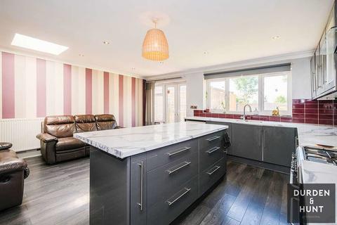 16 Pettits Close, Romford, RM1 4EB