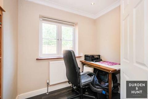 16 Pettits Close, Romford, RM1 4EB