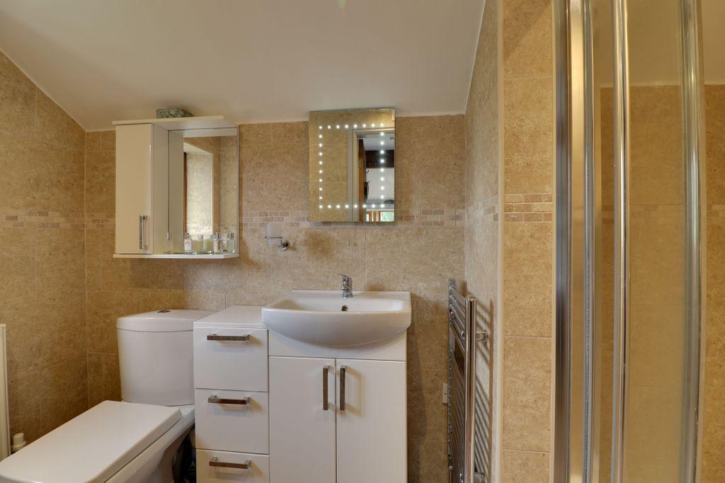 Ensuite to Bed 1