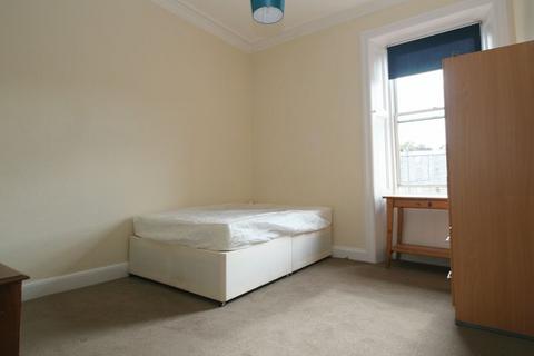 3 bedroom flat to rent, Montgomery Street, Edinburgh