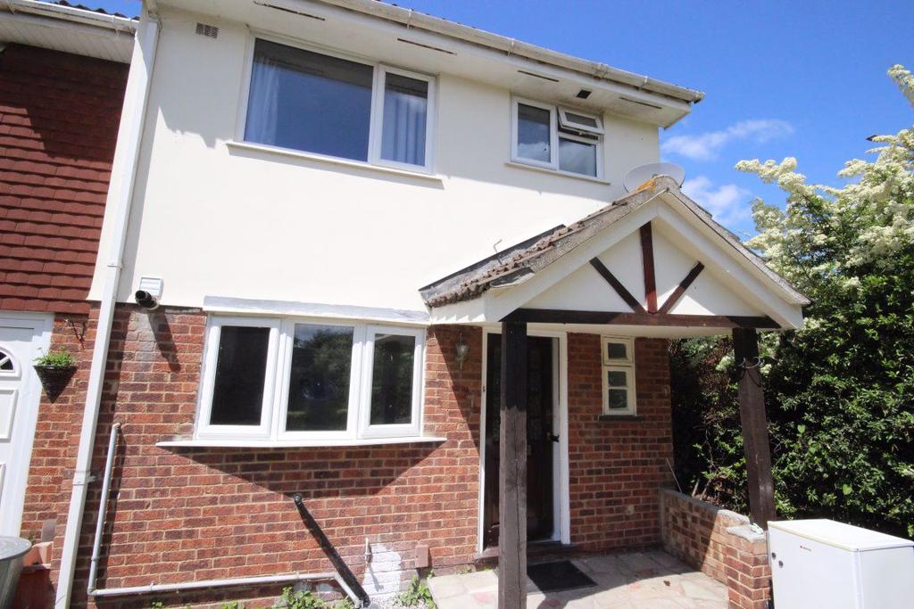 Shotgate, WICKFORD 3 Bedrooms and Garage 3 bed house £1,295 pcm (£