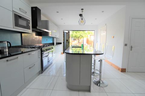4 bedroom terraced house to rent, Byron Avenue, London, E12