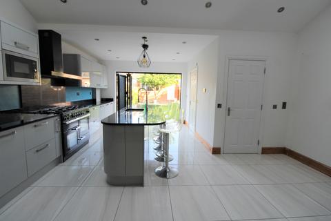 4 bedroom terraced house to rent, Byron Avenue, London, E12