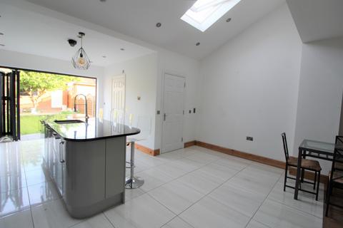 4 bedroom terraced house to rent, Byron Avenue, London, E12