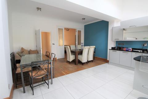 4 bedroom terraced house to rent, Byron Avenue, London, E12