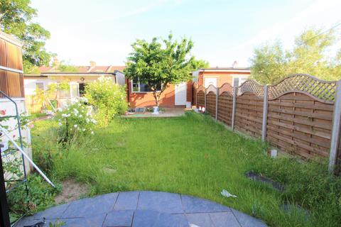 4 bedroom terraced house to rent, Byron Avenue, London, E12