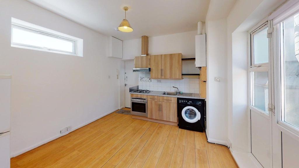 Horns Road, Newbury Park 1 bed flat £900 pcm (£208 pw)