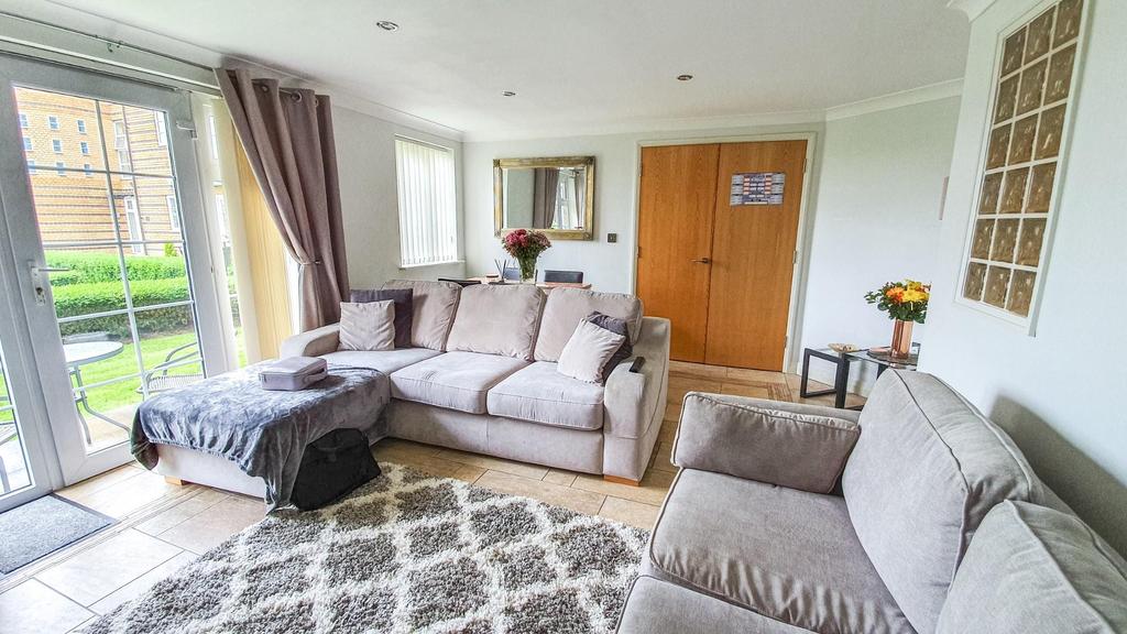Newland Gardens, Hertford 2 bed flat £1,300 pcm (£300 pw)