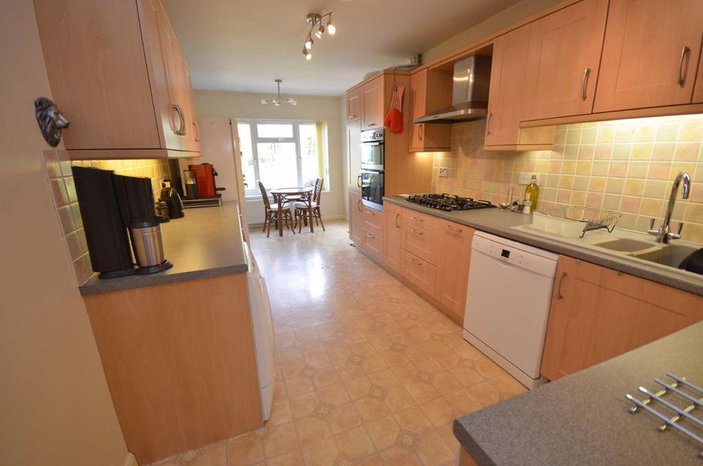 West Avenue, Farnham 4 bed detached house £625,000