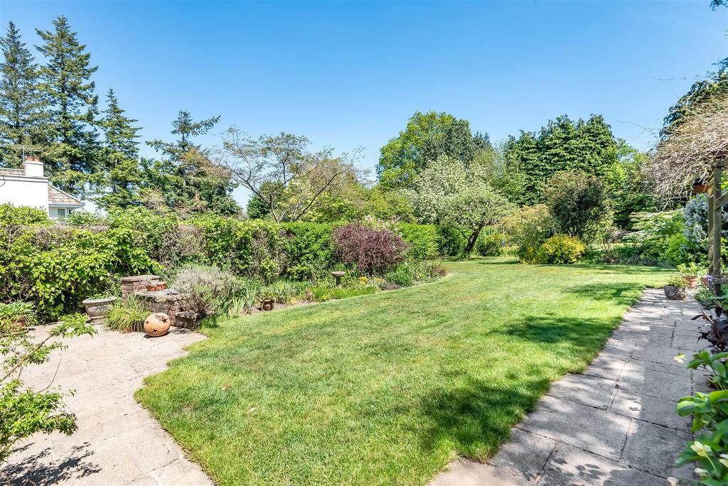 Denbigh Road, Haslemere 4 bed semidetached house £950,000