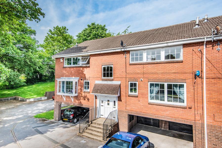 GLEDHOW VALLEY ROAD, CHAPEL ALLERTON... 2 bed flat £180,000