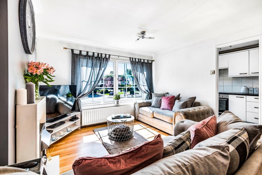 GLEDHOW VALLEY ROAD, CHAPEL ALLERTON... 2 bed flat £180,000