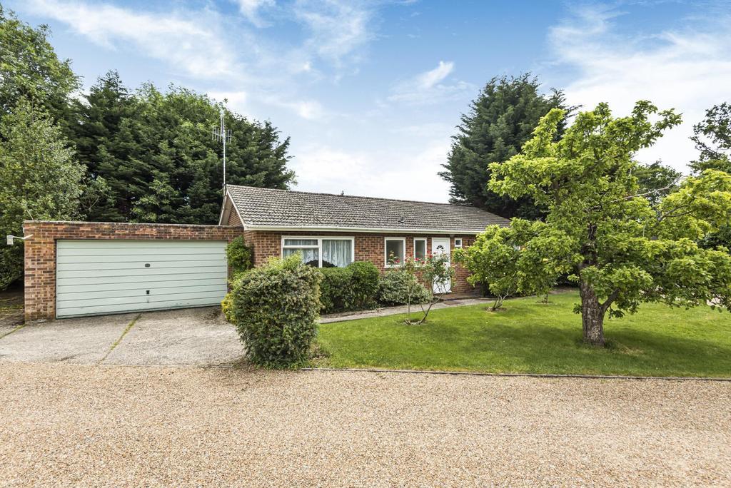 Mead Close, Cranleigh, GU6 2 bed detached bungalow £500,000