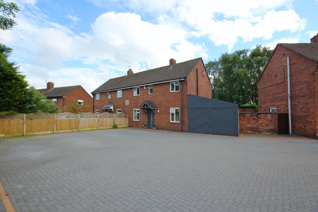 Middlewich Road, Northwich, CW9 3 bed semidetached house £185,000