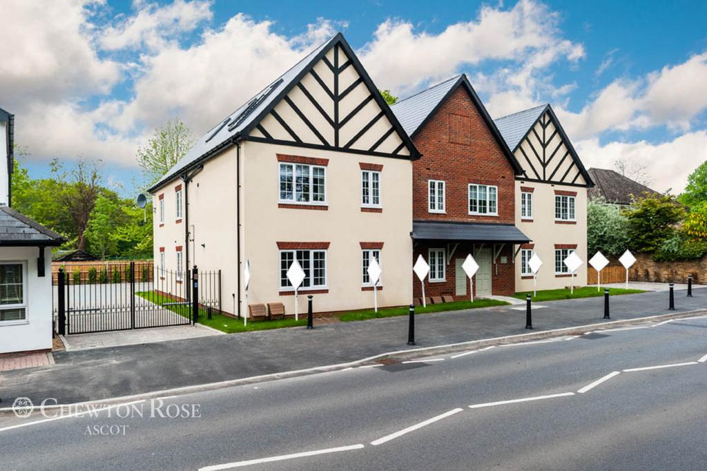 Windsor Road, Chobham 3 bed apartment £550,000