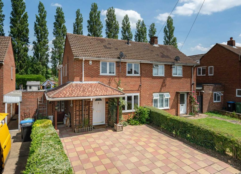 Close, Hemel Hempstead 3 bed semidetached house £500,000