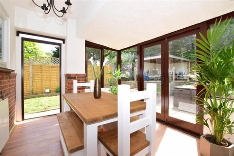13 Yarm Close, Leatherhead, KT22 8NZ