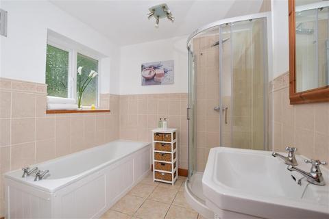 13 Yarm Close, Leatherhead, KT22 8NZ